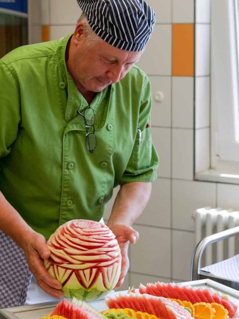 Slava, Koch im KORIAN-Heim in Worms ist ein wahrer Künstler in der Küche. 
