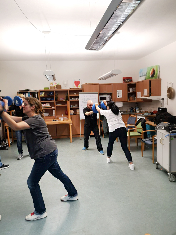 Die Pflegemitarbeiter aus dem KORIAN-Haus in Hirschhorn lernen sich selbst zu verteidigen. 