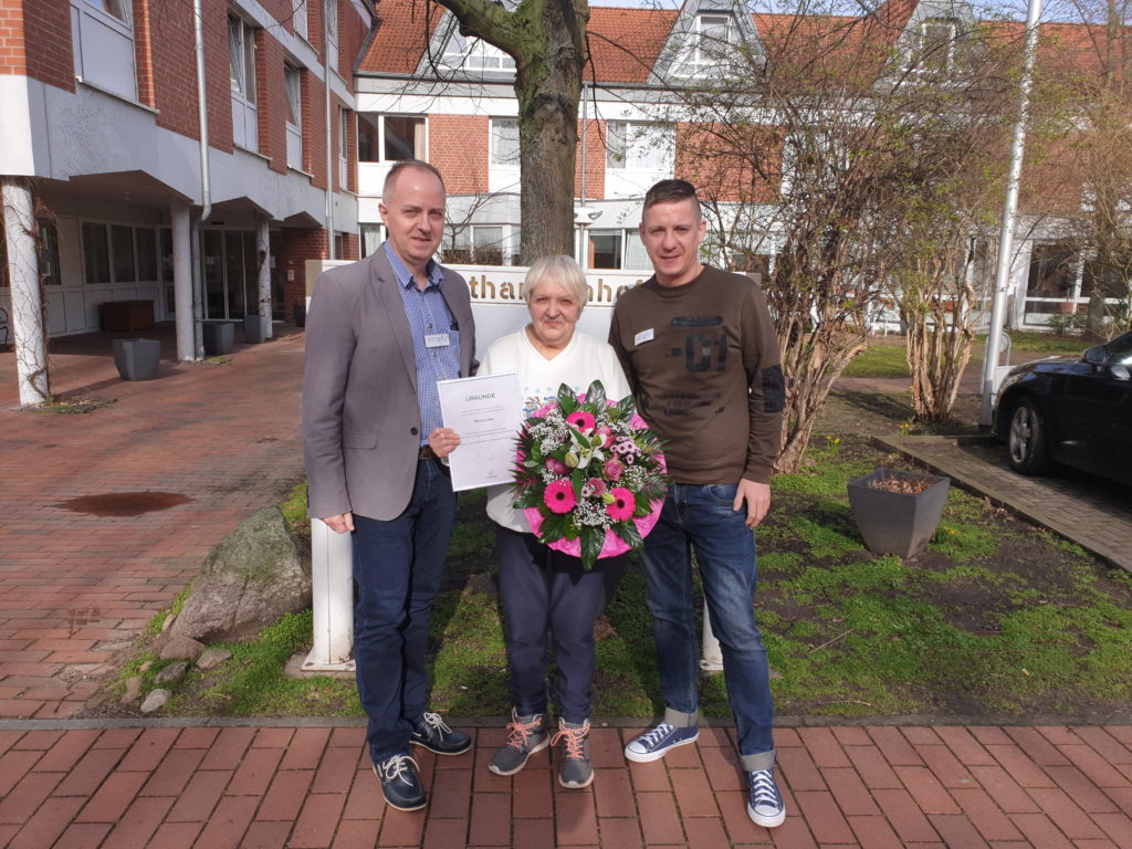 Einrichtungsleiter Thorsten Heidmann überreichte Silvia Libal zum Dank einen Blumenstrauß.