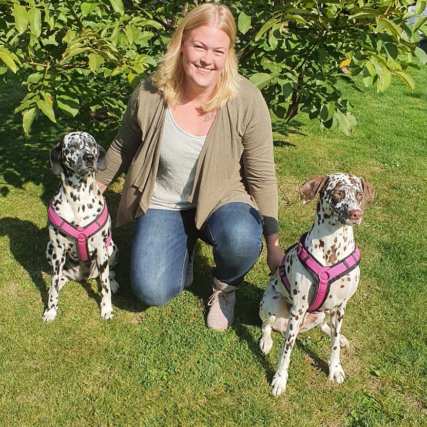 Pflegedienstleitung Maike Ulrich und ihre beiden Hunde Coco und Sky. 